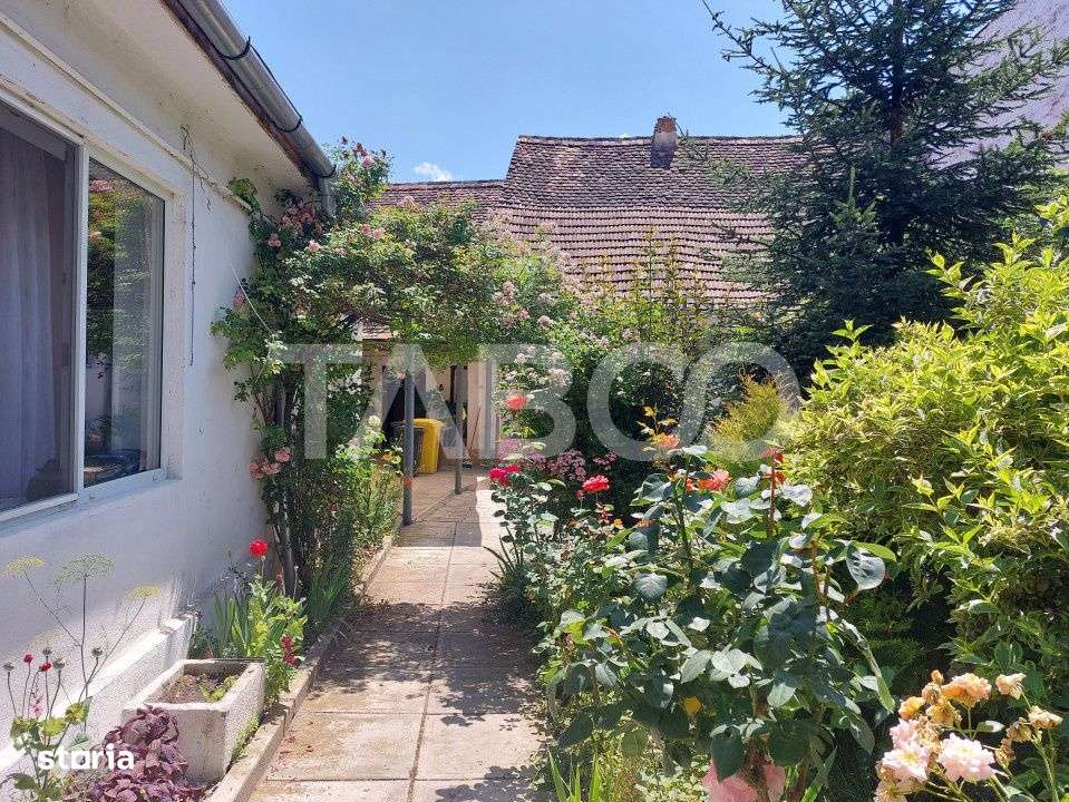 Casa 214 mp utili singur in curte 800 mp teren zona centrala Cisnadie - Imagine principală: 3/19