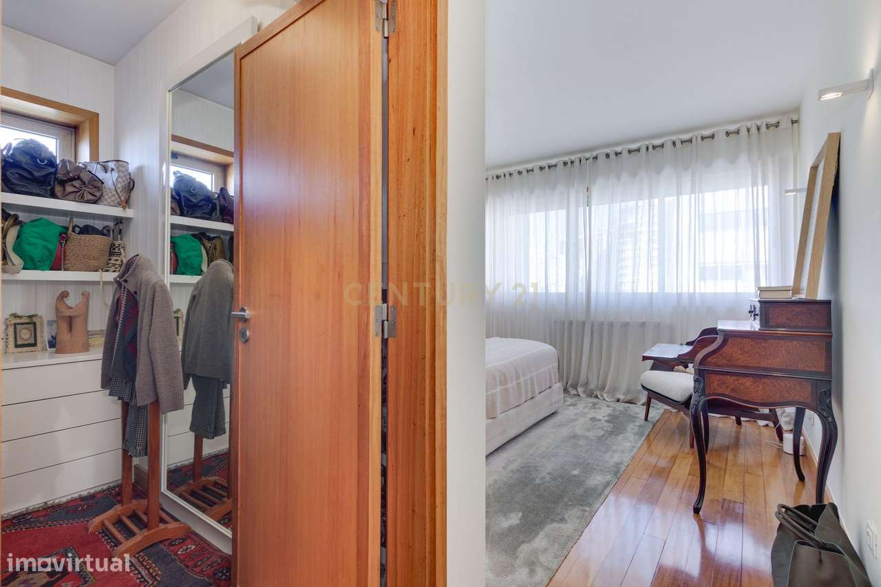 T4+1 na 1ª linha Condomínio fechado Parque das Conchas-35