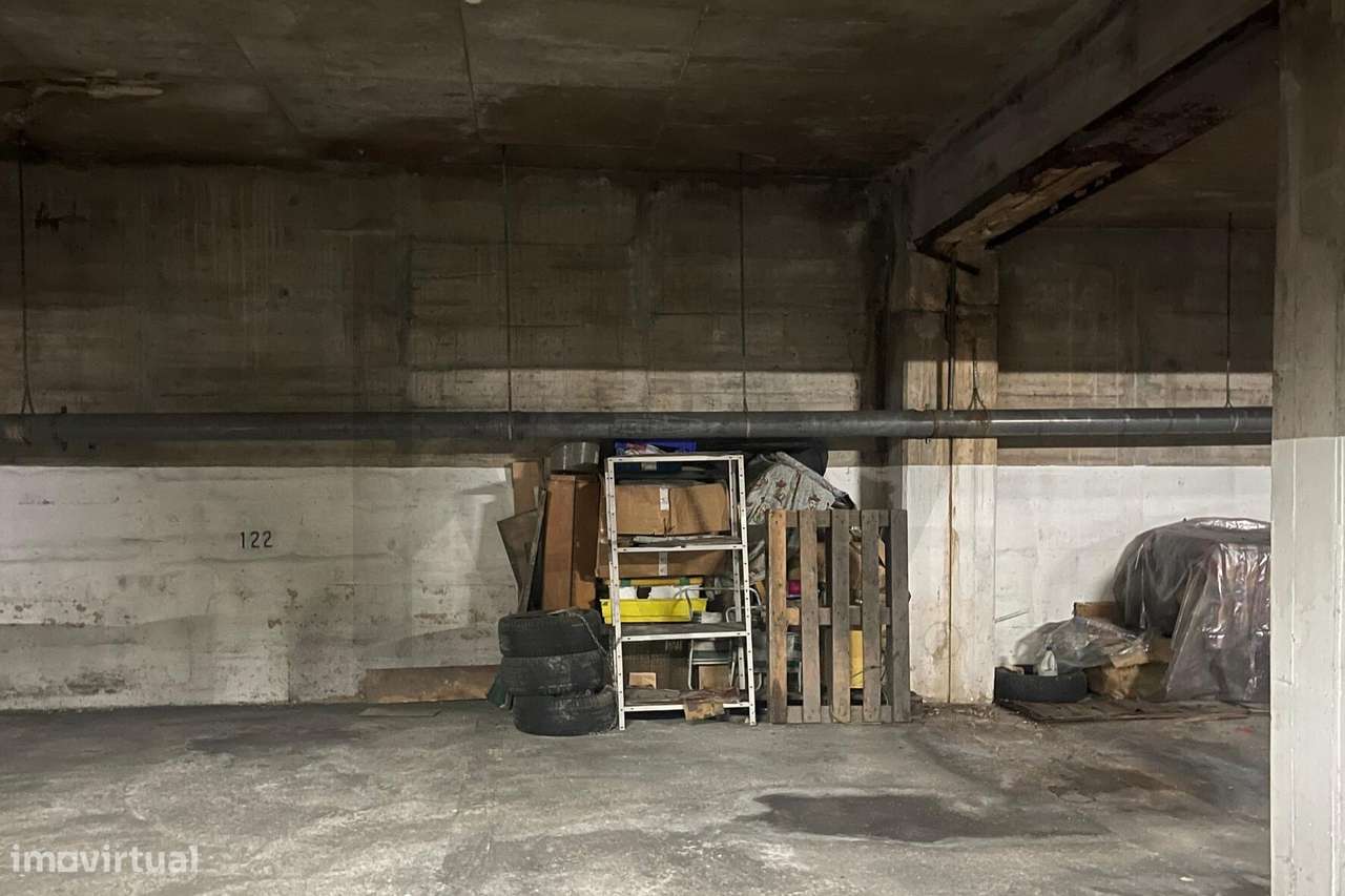Lugar de garagem junto à Avenida Bombeiros Voluntários de Algés - Grande imagem: 5/13