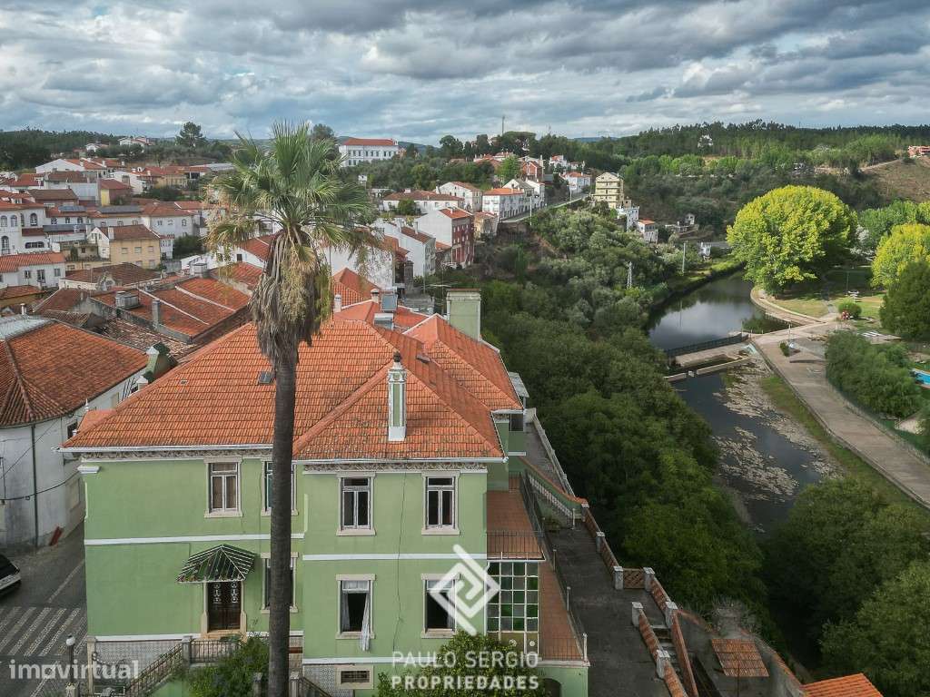 Palacete T8 do século XX, localizado na Vila da Sertã - Grande imagem: 2/42