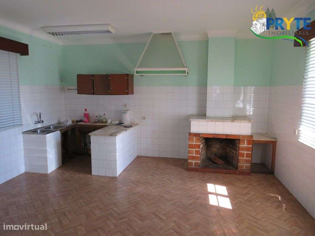 Moradia de tipologia T4 situada em Figueiró dos Vinhos-23