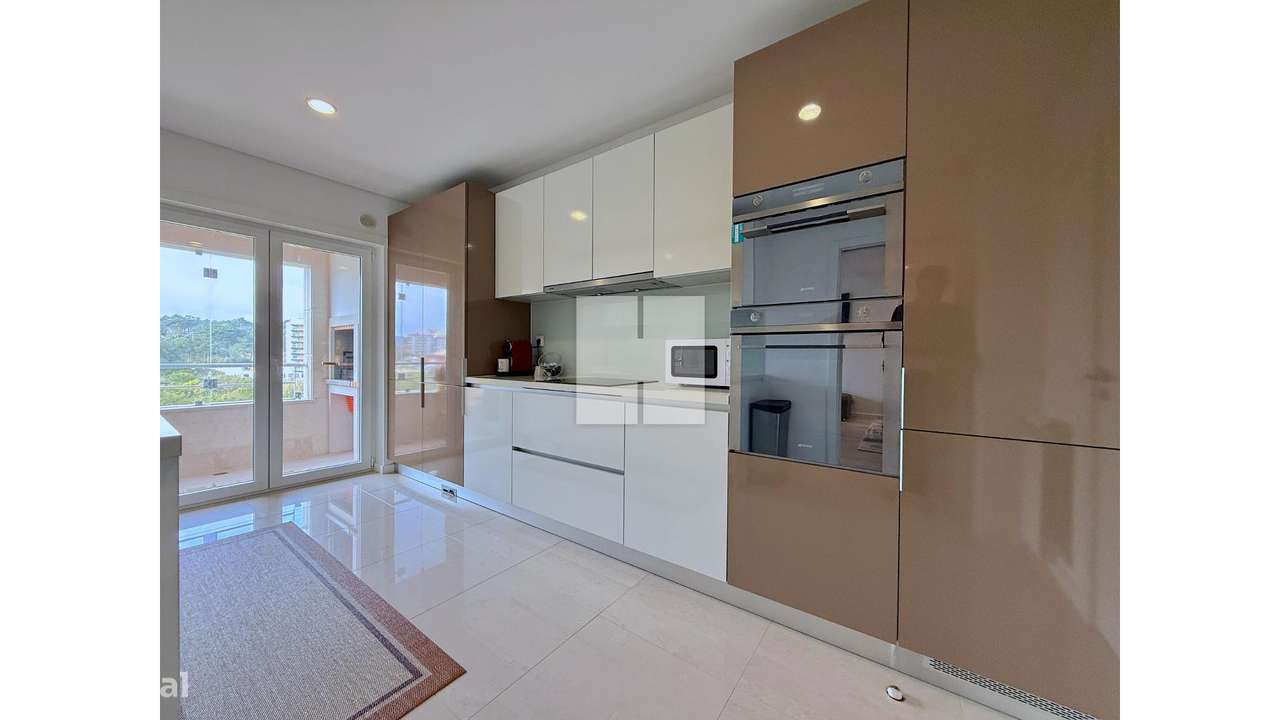 Luxuoso T-3 na Qtª Santa Maria-16