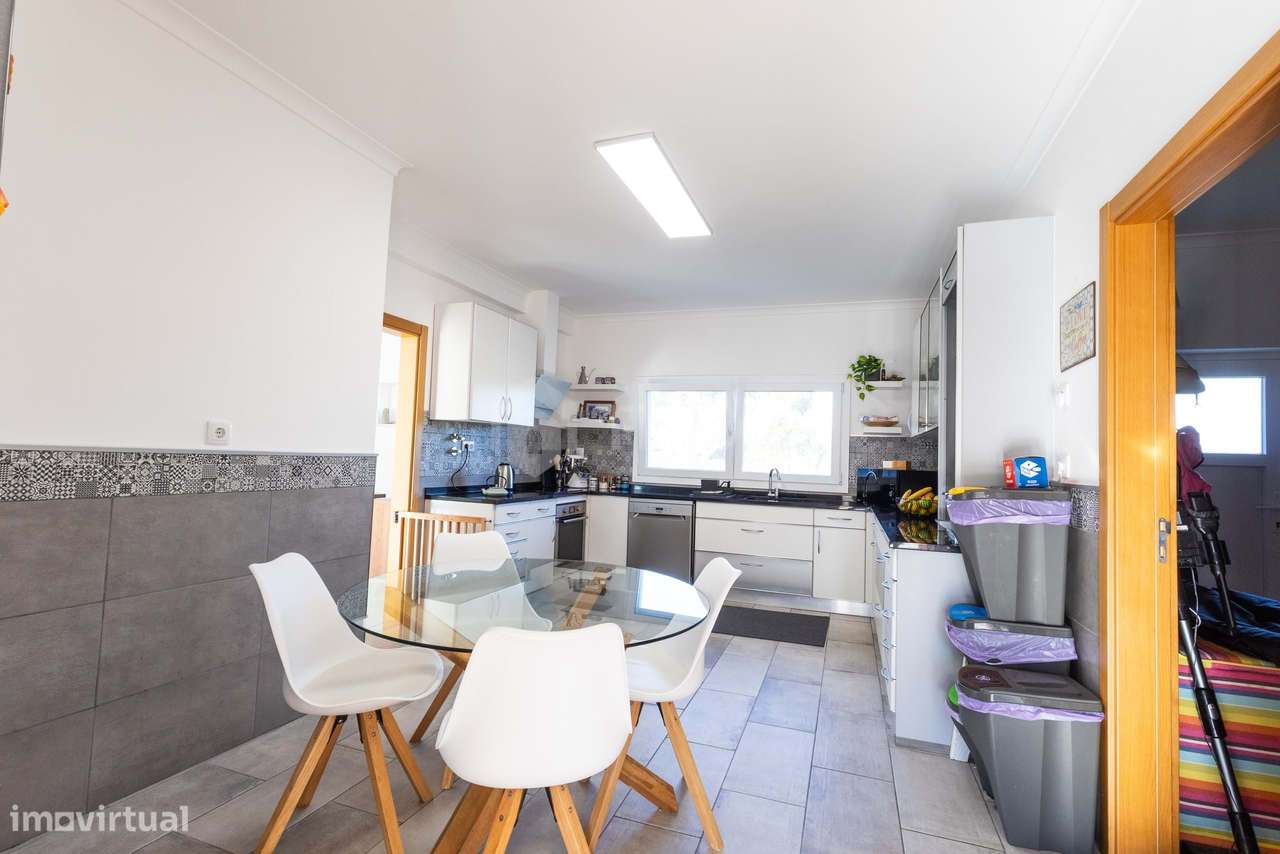 MORADIA T4 218M² EM TERRENO 1.044M² COM PISCINA EM CONDOMÍNIO GOLFE SA-30