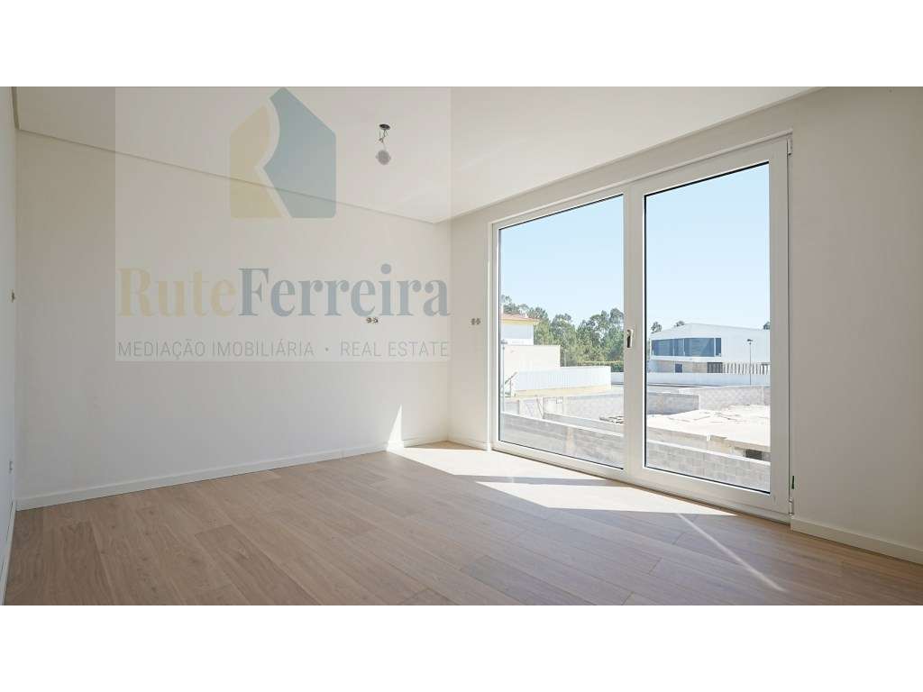 Moradia de design contemporâneo e inovador na Portela da Vila, Torr...-16
