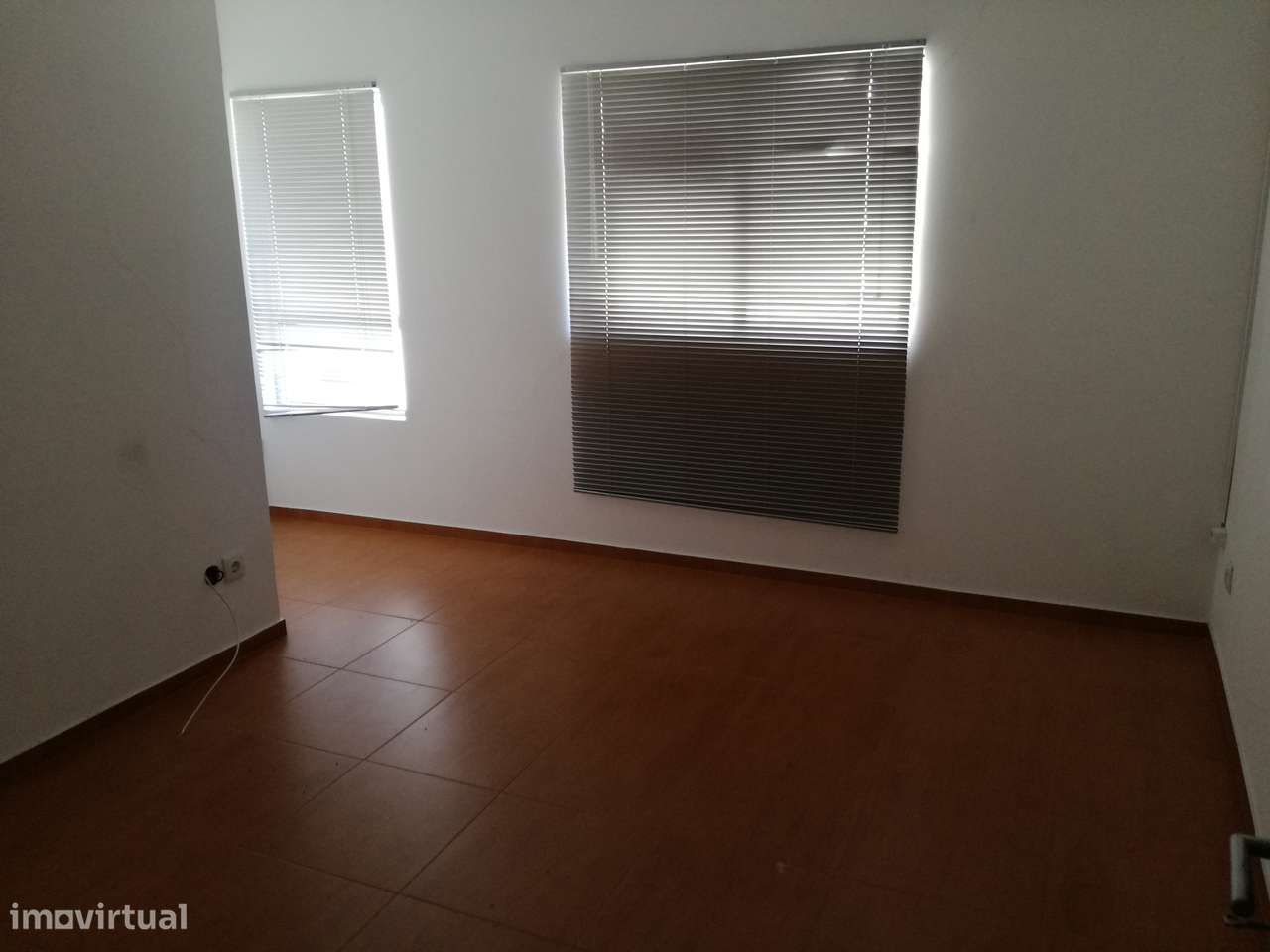 Alugo Pavilhão Industrial com 436 m² - Grande imagem: 5/7