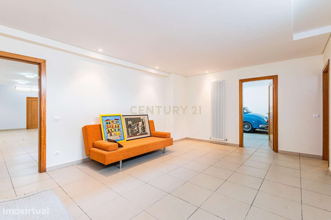 Moradia Exclusiva com Piscina, Jardim e Áreas Amplas-30