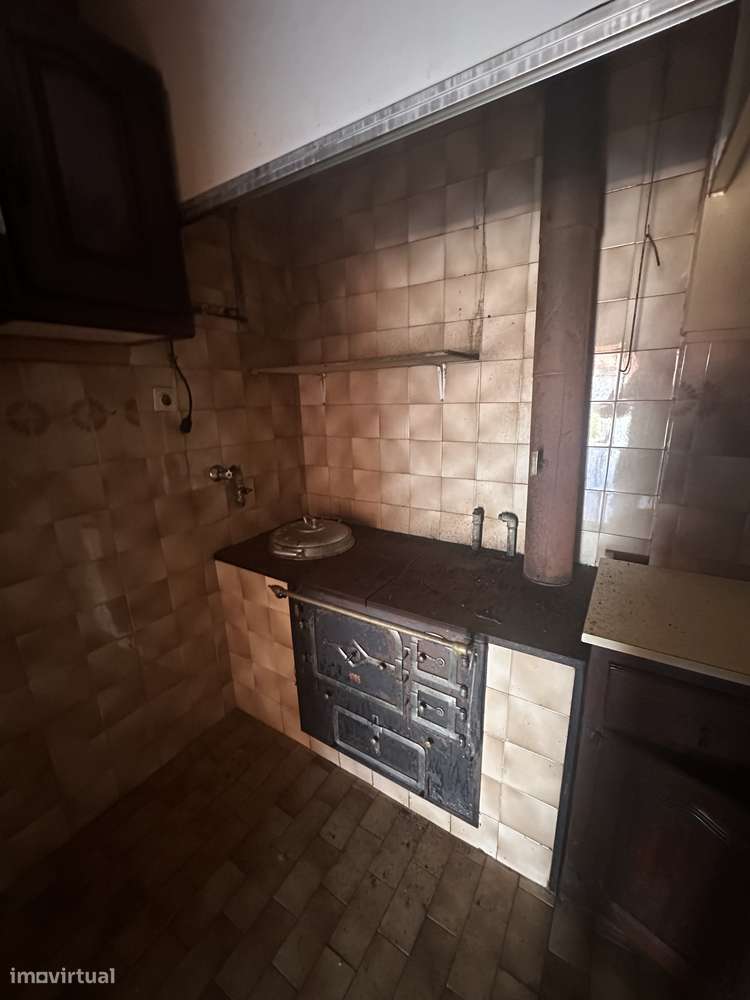 Moradia T4 com jardim e garagem em Sernancelhe-12