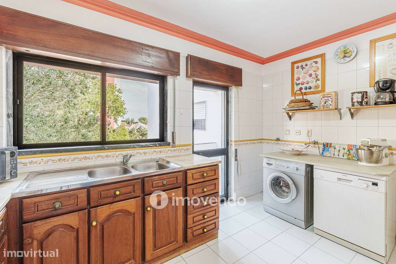 Apartamento T3, com áreas amplas e varanda, em Matarraque - Grande imagem: 3/50