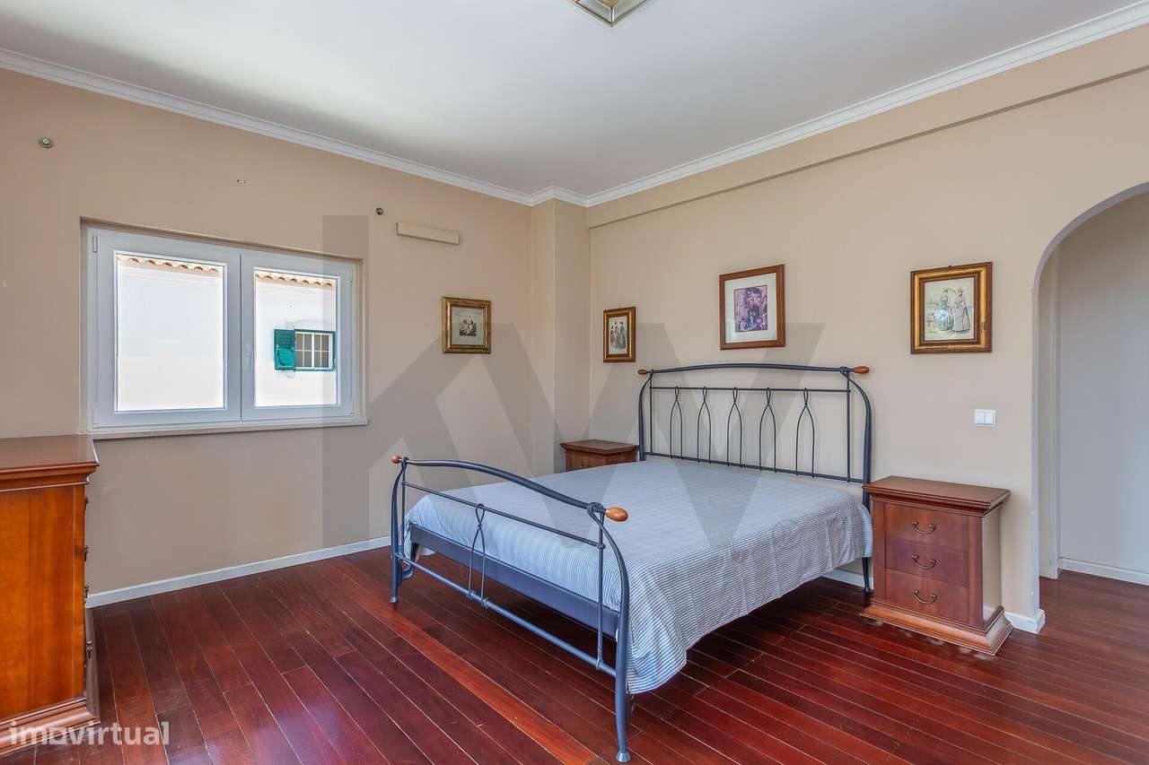 Moradia Isolada | 5 Quartos, Jardim, Garagem para 4 Carros-34