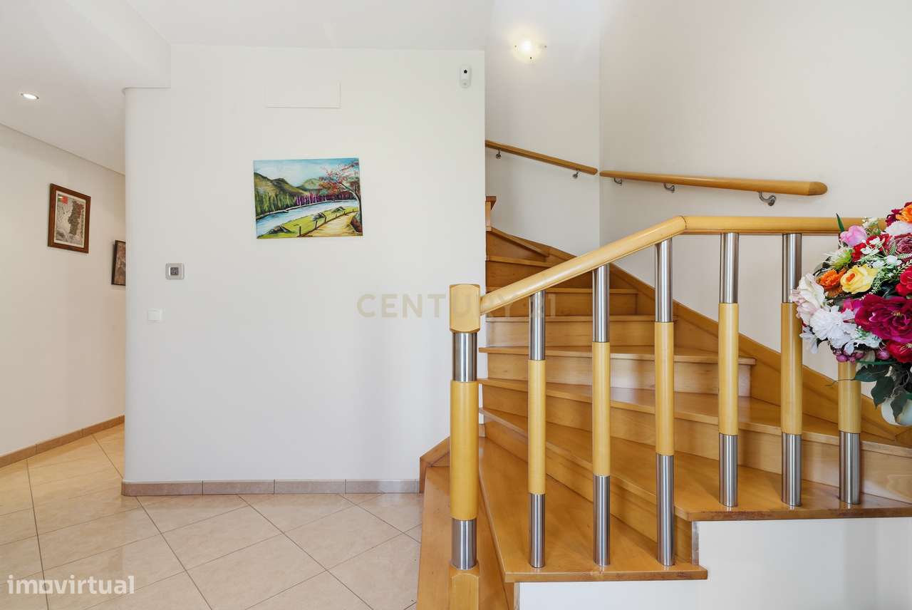 Moradia T5 com Garagem e Piscina em Miragaia, Lourinhã-7