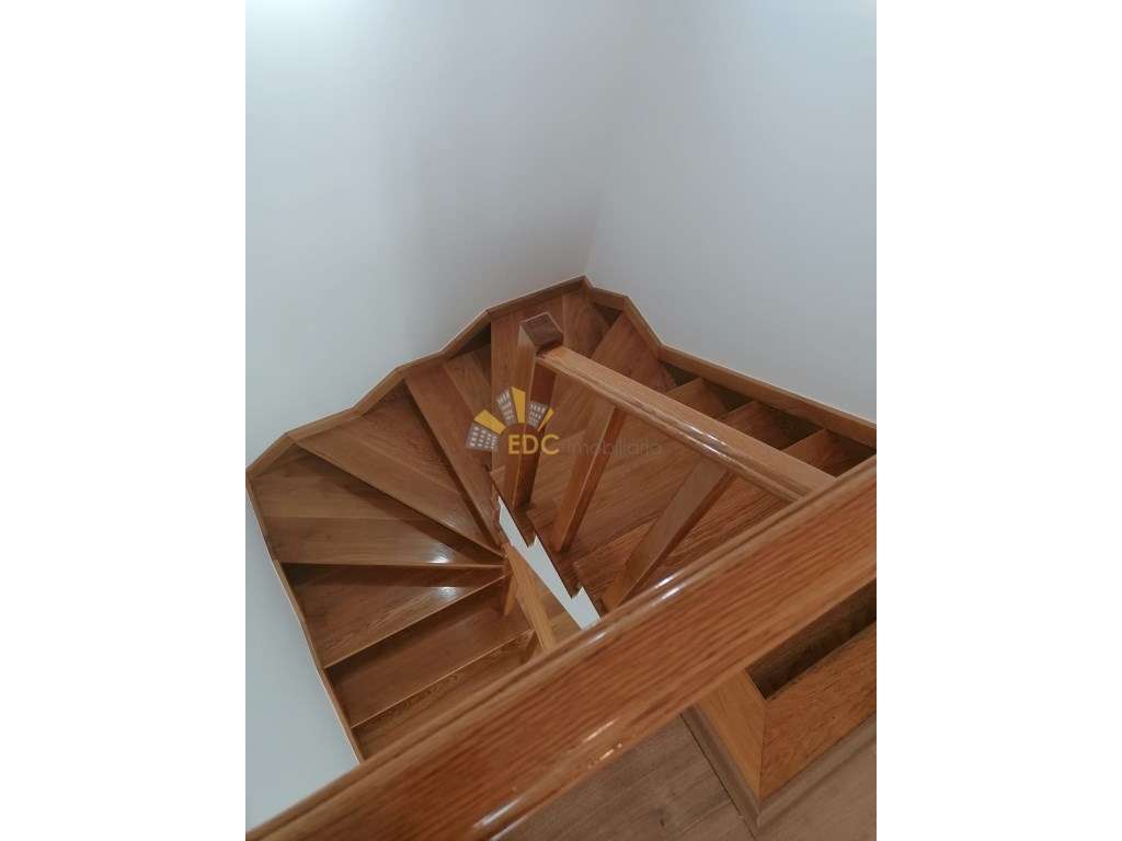 Moradia V3+1 Totalmente Remodelada no Centro da Ericeira e com vist...-15