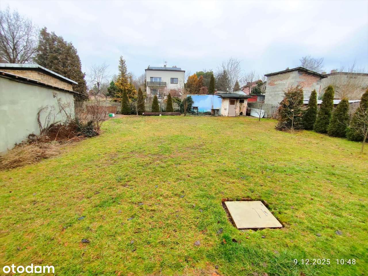 Dom z dwoma niezależnymi mieszkaniami.-2