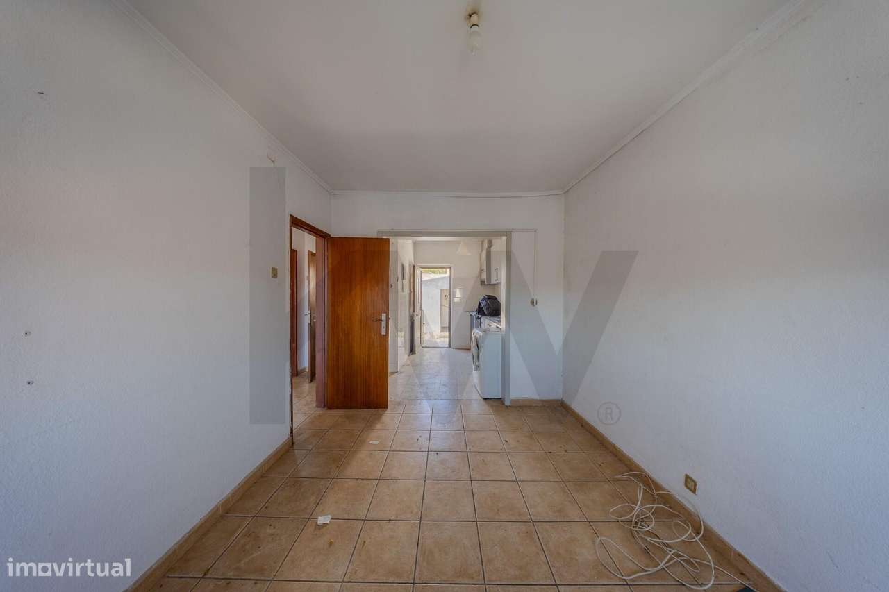 Moradia Bi-Familiar + 2 Anexos Habitáveis na Sobreda Caparica-41