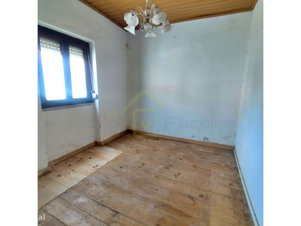 Moradia para renovação no centro de Monte Redondo-10
