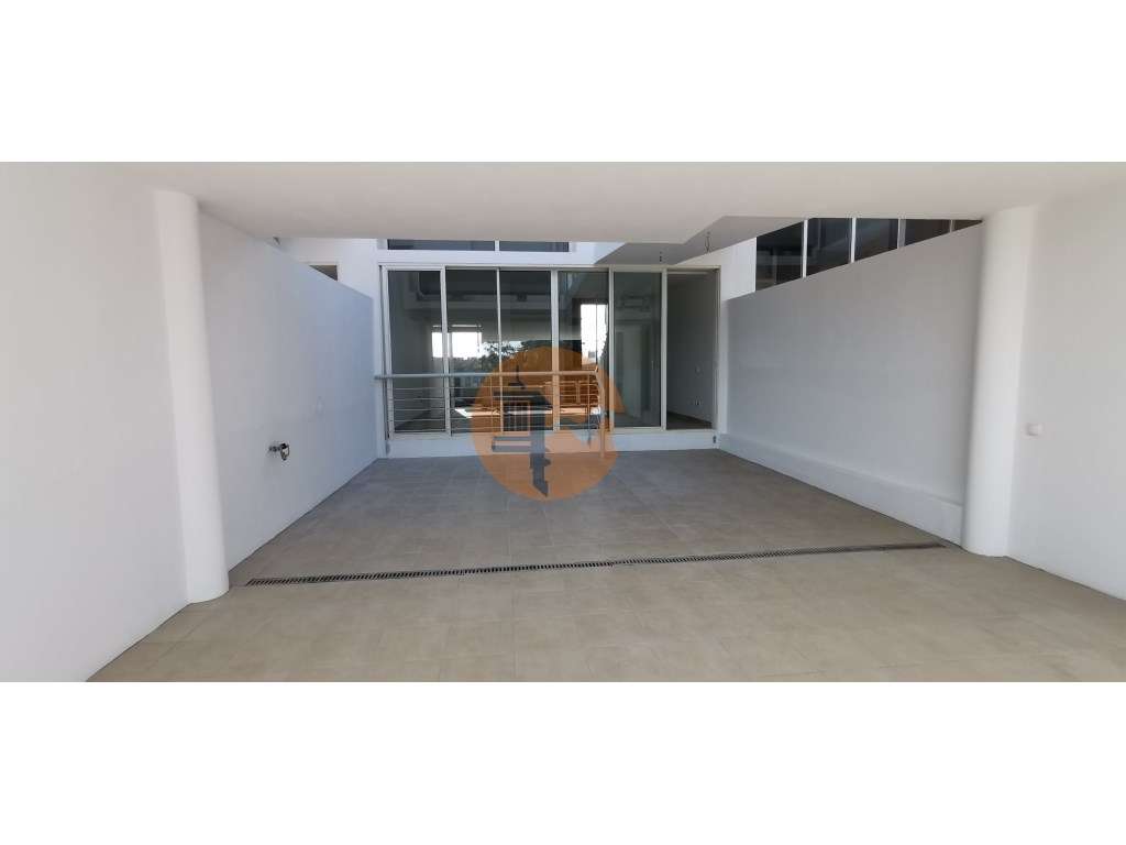 Moradia totalmente renovada numa zona calma onde predomina a habita...-10