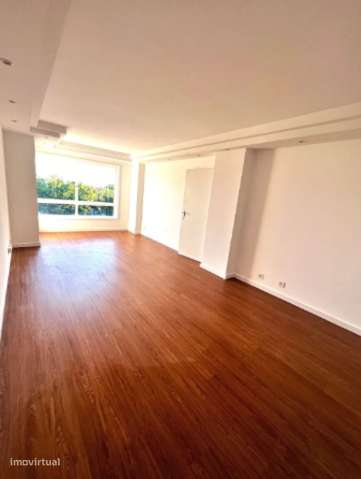 T2 Totalmente Remodelado em Ramalde | Garagem + Arrumos-18