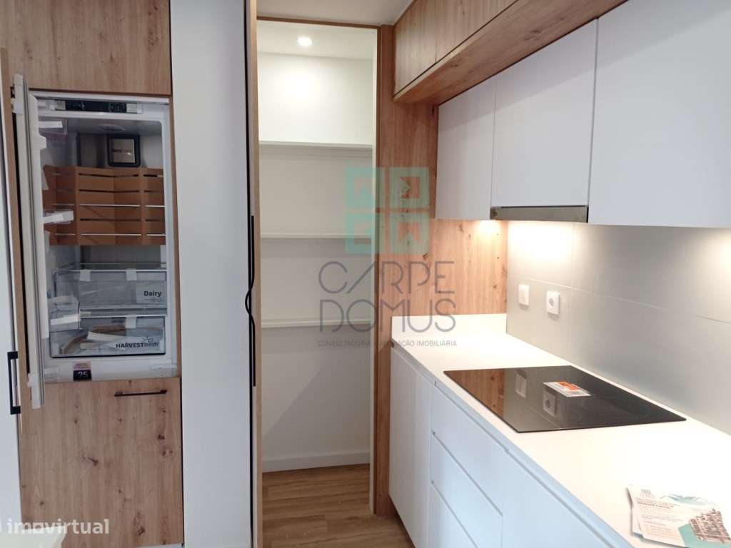 Apartamento T3, totalmente renovado, c/ varandas, na Avenida do Uru...-1