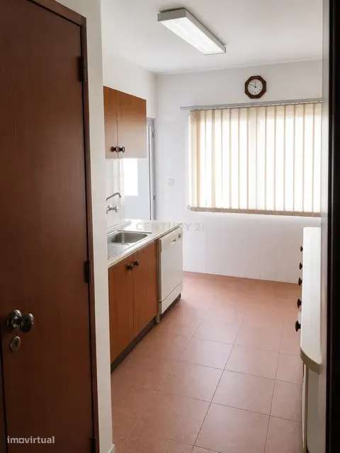 Apartamento T3 localizado no centro de Benfica-7