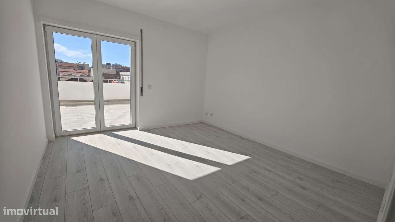 Apartamento T2 com parqueamenti e terraço. Vistas de mar-13
