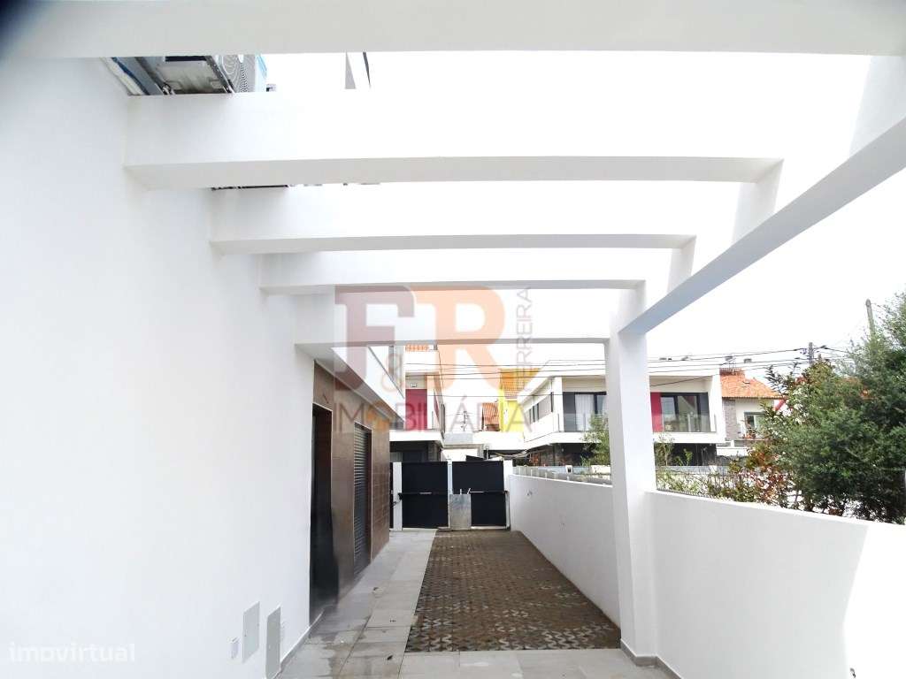 Moradia Geminada Triplex T3+1 com Cave Fernão Ferro-32