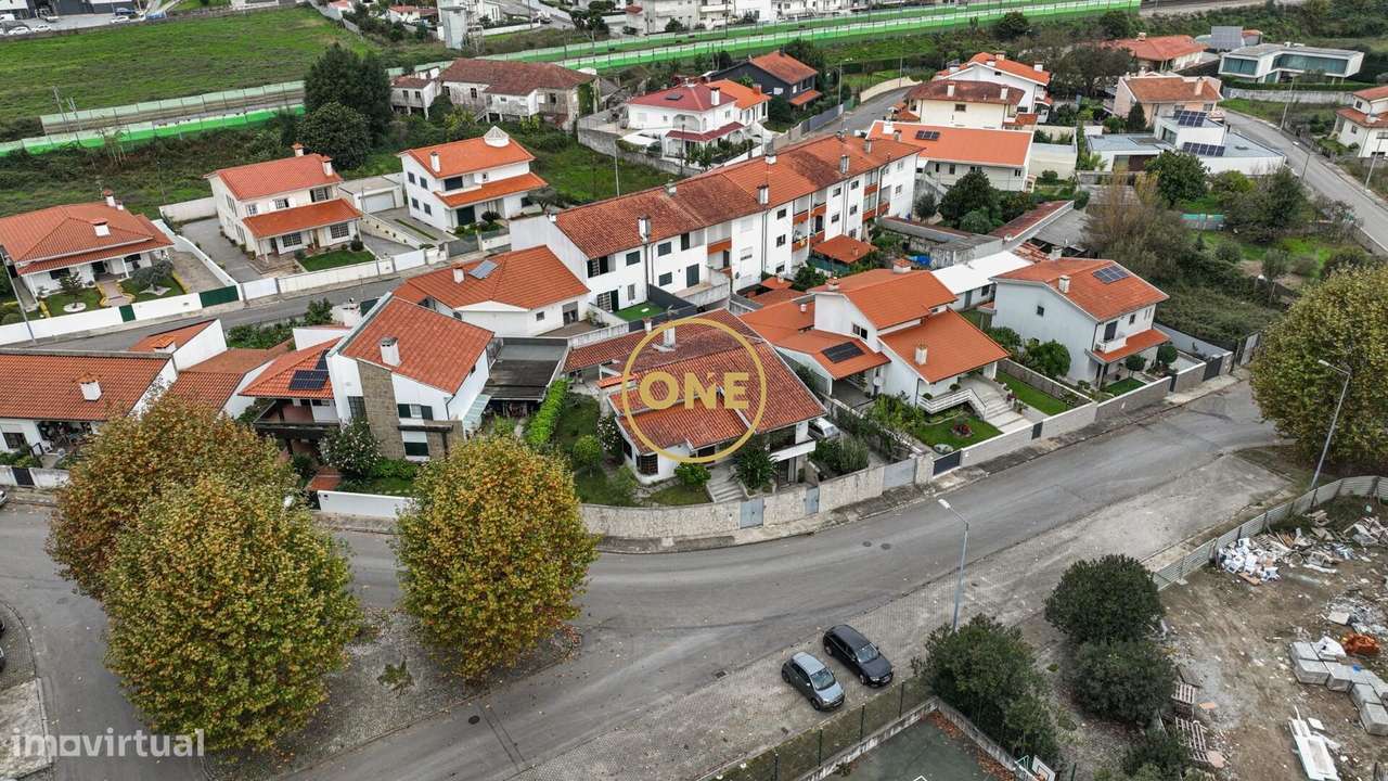 Moradia T4 com sótão e piso inferior para venda em Santo Adrião - Vila - Grande imagem: 4/39