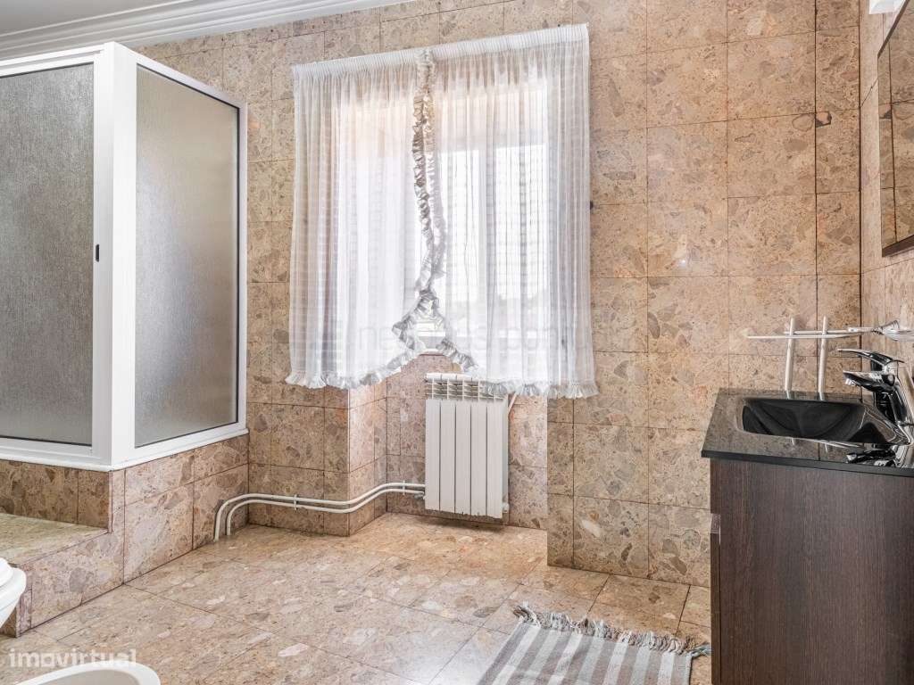 Propriedade Distinta com Piscina, Anexos, Poço de Água e Duas Fraçõ...-32