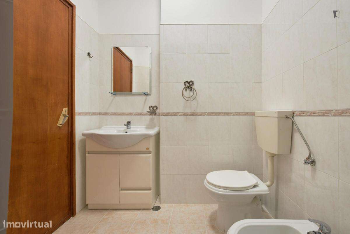 Quarto - localizado em Almada Lisbon - Grande imagem: 2/60