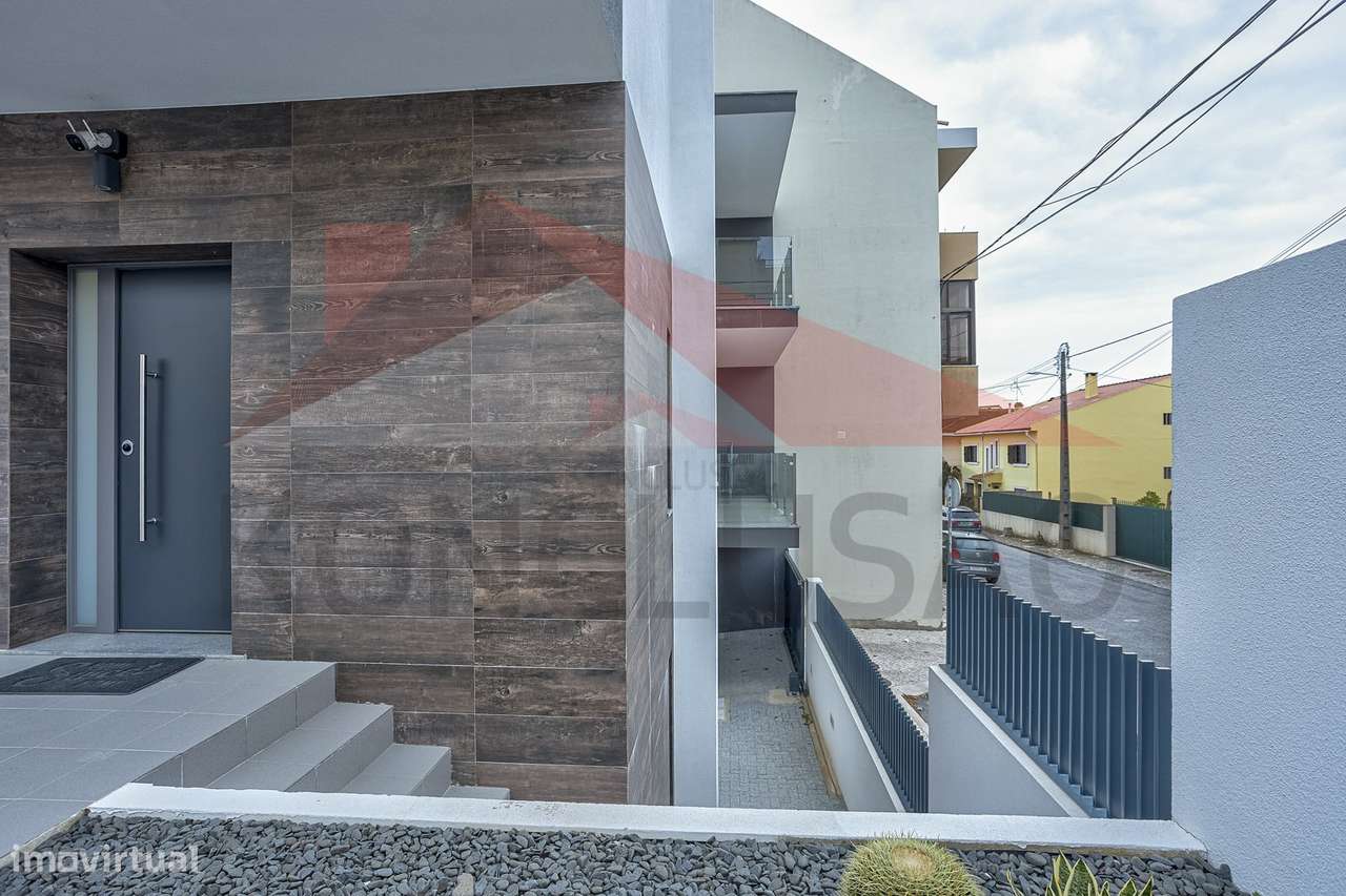 Moradia T4 de arquitetura moderna, estado de nova.-20