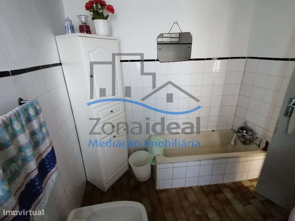 Moradia com dois pisos, nove divisões, anexos, garagem e logradouro...-11