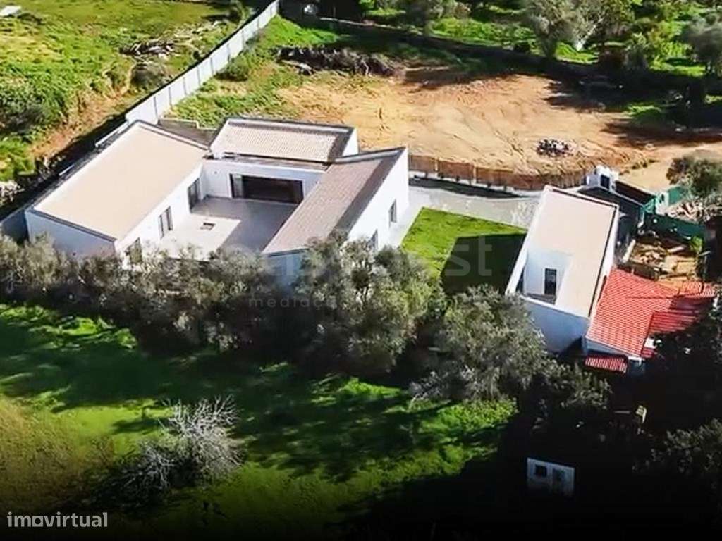 Moradia de Luxo Térrea com Piscina Central e Garagem - Loulé - Grande imagem: 3/37