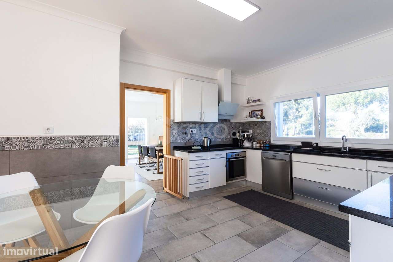 MORADIA T4 218M² EM TERRENO 1.044M² COM PISCINA EM CONDOMÍNIO GOLFE SA-31