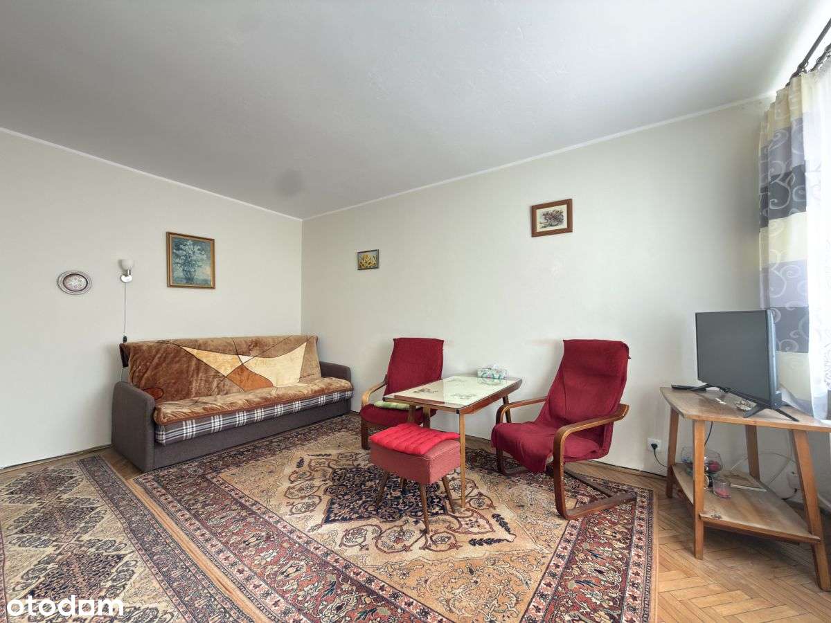 Dwupokojowe, ciepłe mieszkanie w Chyloni-0