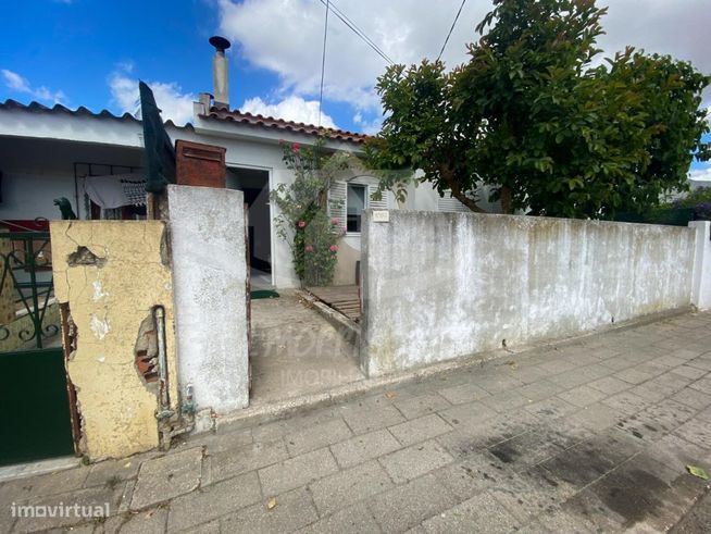 Moradia T2 com sótão aproveitado no Bairro da CAR em Camarate, Loures-22