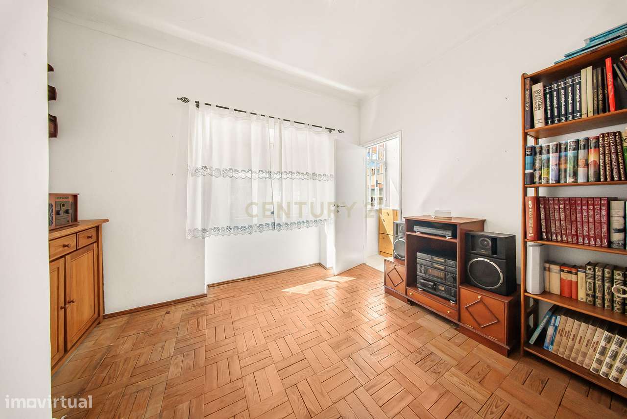 Moradia T4 com Churrasqueira, Jardim e Garagem – Excelente Exposição S-13