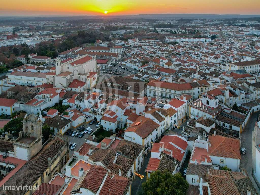 Prédio reabilitado, junto à Praça do Giraldo, em ÉVora - Grande imagem: 5/34