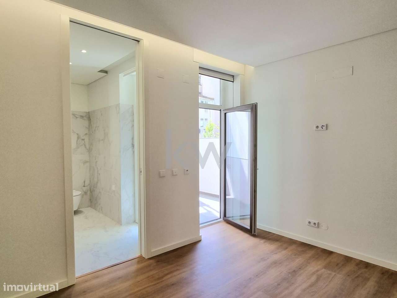 Apartamento T2, com terraço e garagem na praça do Chile-11