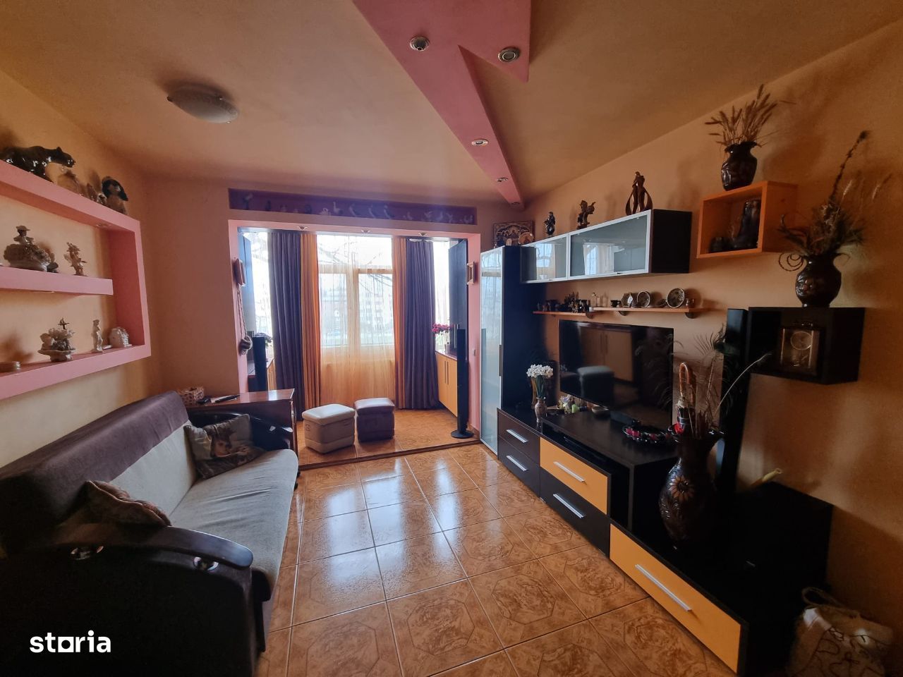 Apartament cu 3 camere in zona Podul de Piatra cu vedere la Palat