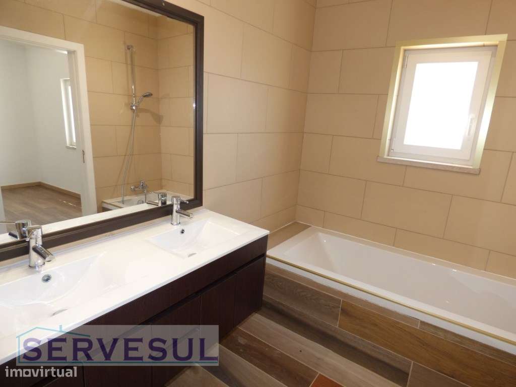 Espaçosa moradia de 2 pisos composta por 4 quartos com piscina e vi...-16