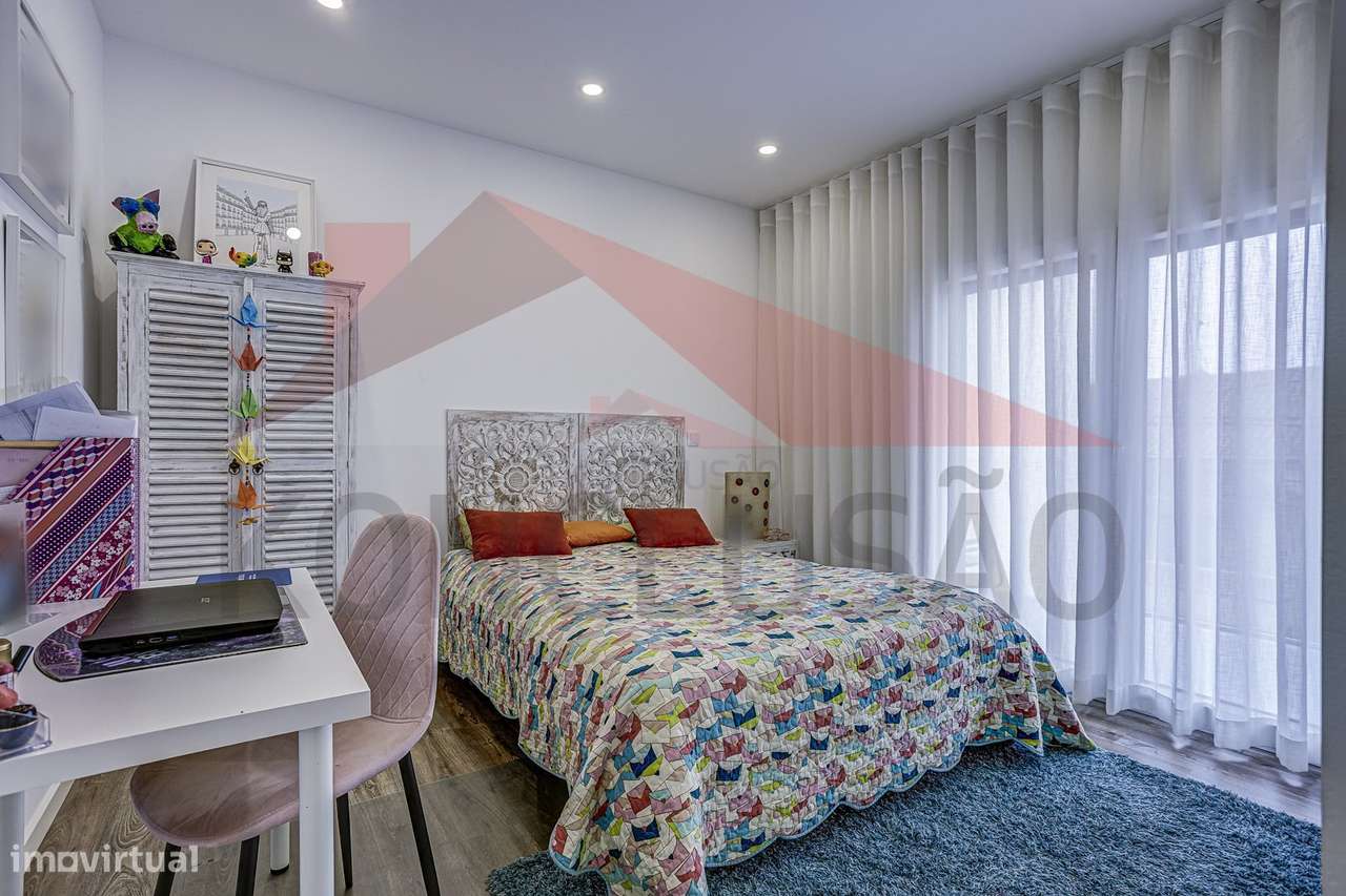 Moradia T4 de arquitetura moderna, estado de nova.-17