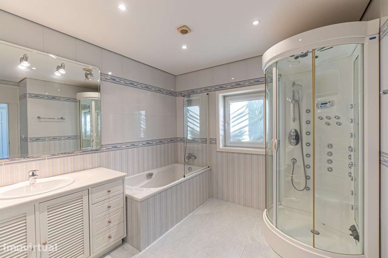 Moradia de Luxo com Elevada Privacidade, Piscinas Interior e...-37