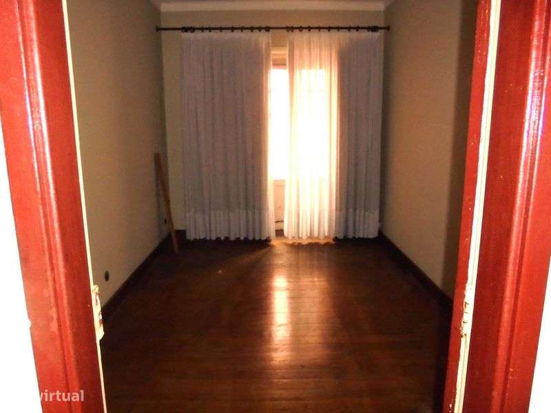 Excelente T 4 + 1 c/arrumo, garagem, jardim, valor negociável. - Grande imagem: 5/12