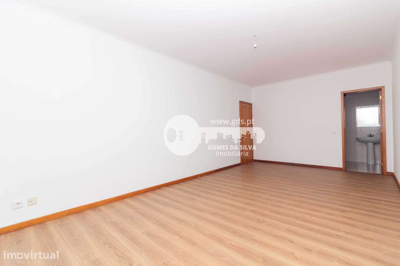 Apartamento T3 c/ suite na Rua Américo F. Carvalho-21