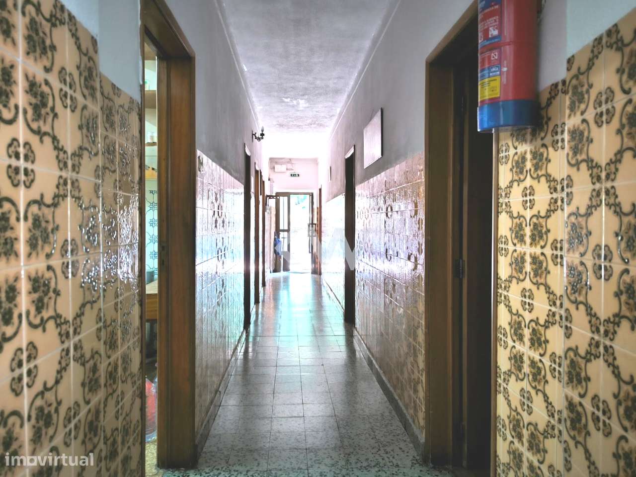 Pensão com cerca de 800m2 para recuperar, junto ao Balneário das Terma - Grande imagem: 5/54