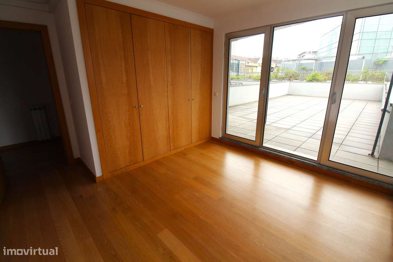 Apartamento T2 com Terraço – Zona do Fórum Viseu-15