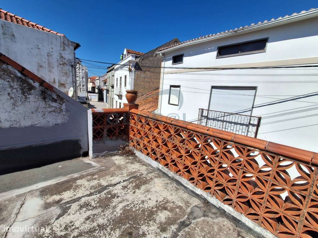 Moradia T3 no Centro de Vila Moreira - com logradouro, anexos e fre...-6