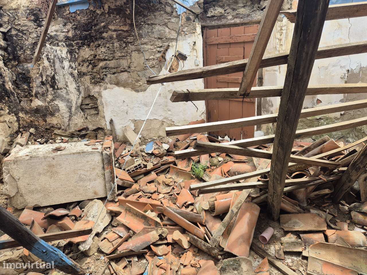 Moradia terrea para reconstruir na Aldeia dos Fernandes-3