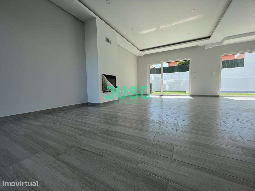 Moradia T4 com 3 suítes e piscina em Fernão Ferro. - Grande imagem: 4/23