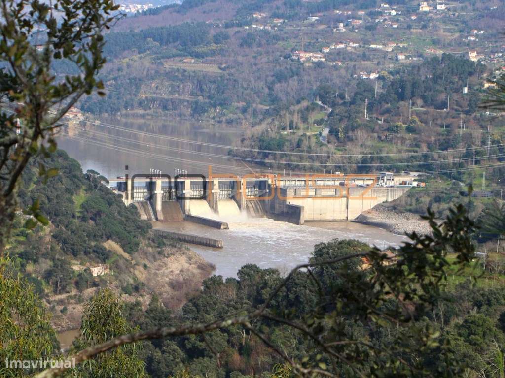Quinta de 5.6 ha - Varias edificações, ribeiro e vista Douro-21