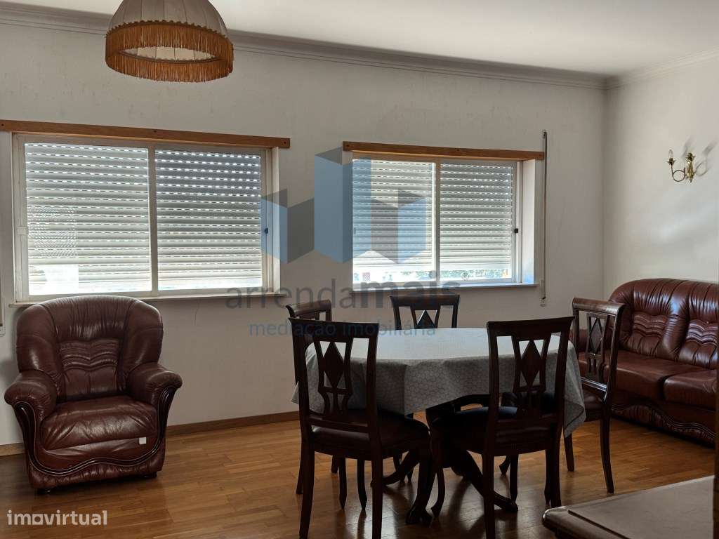 Arrenda-se apartamento T2 mobilado, junto Portugal dos Pequenitos - Grande imagem: 2/15