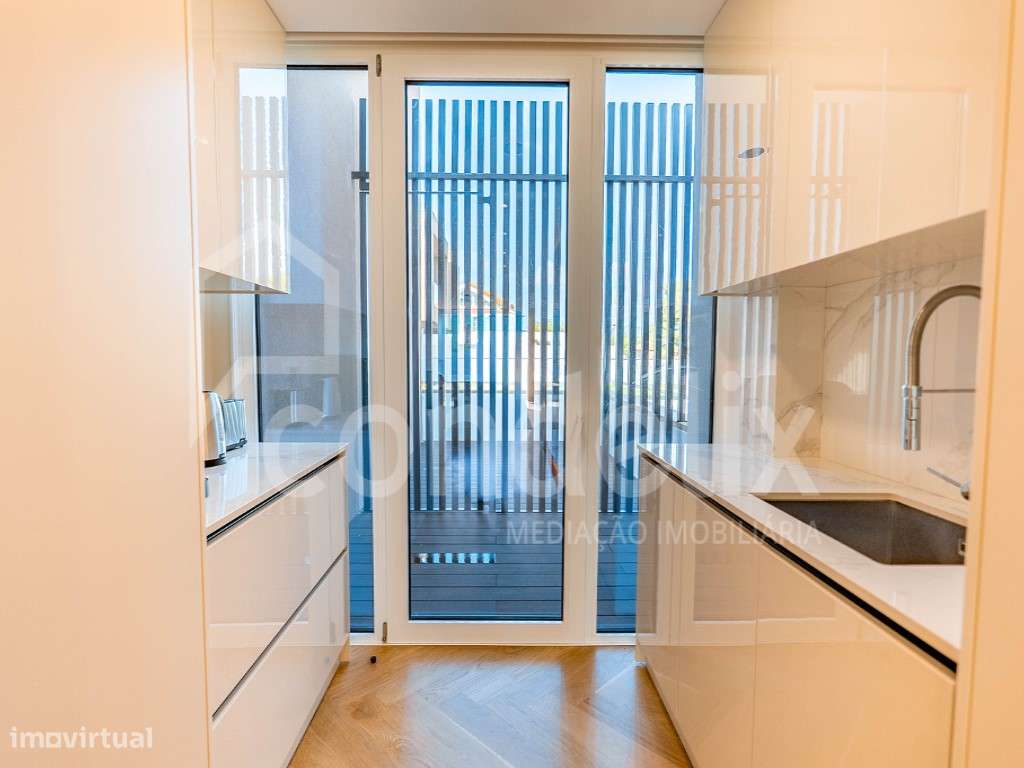 Moradia T5+1 nova com piscina em condomínio fechado de luxo no Estoril-42